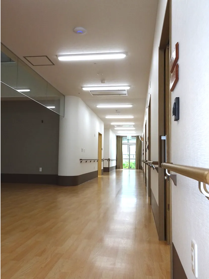 和歌山県内初の高齢のろうあ者向け有料老人ホーム「きのくにの手」が2018年11月に開所。施設内のナースコールシステムを確立するため、UniFiクラウド型無線LANシステムを導入、聴覚障害者の方々が安心・安全に暮らせるようネットワーク基盤をUbiquiti NetworksのUniFiソリューションで整えました。今回導入されたUniFiクラウド型無線LANシステムは、ナースコールシステムをはじめ、スマートフォンによる施設内業務用音声通話システム、セキュリティカメラのネットワーク、聴覚障害者向けのテレビ放送システム"目で聴くテレビ「アイドラゴン」"など様々なシステムの基盤ネットワークの役目を担っています。導入の決め手は、Wi-Fiを運用するにあたりライセンス費用が不要なこと、ネットワークの状態がウェブ上で簡単に目で見てわかる環境を構築できること、スマートなデザインで、スタッフの業務用WiFiの利用、居住者へのWiFiを提供できる低コストな製品が検討され、Ubiquiti Networks社の製品が採用されました。